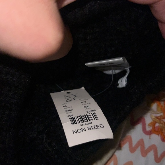 Black cable knit beanie - Picture 3 of 4